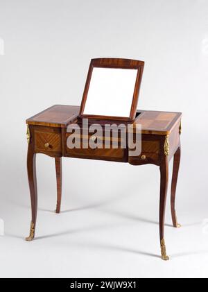 Peridize e Chevallier. Spogliatoio. Inserti satinati. Parigi, museo Carnavalet. Polvere, parrucchiere. Sopra, in tre parti mobili, quella centrale ha un ghiaccio interno, quello dei lati scopre un armadietto chiuso da un coperchio placcato, quello a destra è più basso, che consente l'apertura di un piccolo cassetto nella cintura dei mobili. Mobili, inserti in raso, tavolino da toilette Foto Stock