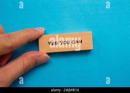 Sì, è possibile scrivere parole su un blocco di legno con sfondo blu. Simbolo concettuale. Vista dall'alto, copia spazio. Foto Stock