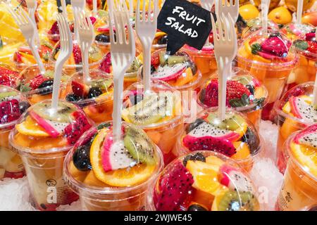 Tazze di colorata Macedonia di frutta fresca. Mescolare la frutta, negozio che vende frutta mista. Foto Stock