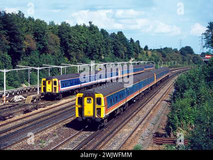 Un paio di unità multiple elettriche di classe 421 4 CIG, guidate dal numero 1880, che formano un servizio di treni Down South West a Basingstoke il 21 agosto 2002. Foto Stock