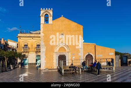 Taormina, Sicilia, Italia - 15 febbraio 2023: Chiesa di Sant'Agostino che funge da biblioteca pubblica Biblioteca Comunale Foto Stock