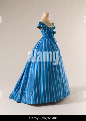 Abito da ballo. Strisce di taffeta blu brillante e blu grigio, nastro in velluto blu, nastro in seta. 1867. Galliera, museo della moda della città di Parigi. ABITO A SFERA grigio blu, pizzo, abito a sfera, nastro di seta, secondo impero, taffeta blu, tela di cotone, velluto blu Foto Stock