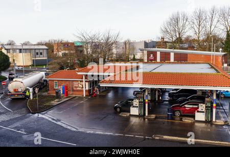 Auto presso i distributori di benzina di Tesco Petrol Filling Station, County Way, Trowbridge, Wiltshire, Inghilterra, REGNO UNITO Foto Stock