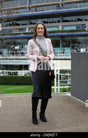 Ascot, Berkshire, Regno Unito. 17 febbraio 2024. Gli appassionati di corse arrivano all'ippodromo di Ascot per l'Ascot Chase di Betfair. Crediti: Maureen McLean/Alamy Live News Foto Stock