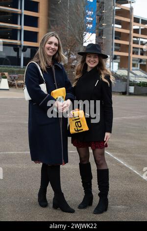 Ascot, Berkshire, Regno Unito. 17 febbraio 2024. Gli appassionati di corse arrivano all'ippodromo di Ascot per l'Ascot Chase di Betfair. Crediti: Maureen McLean/Alamy Live News Foto Stock