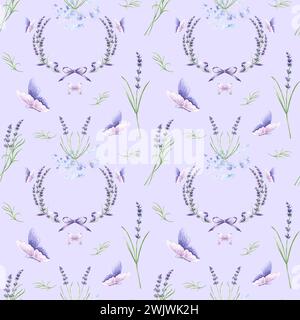 Motivo senza cuciture con cornici di fiori viola di lavanda, fiocco e farfalla. Sfondo illustrato con acquerello disegnato a mano con piante floreali stilizzate. Foto Stock