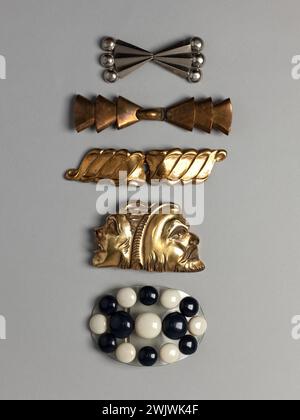 Anelli per cintura. Metallo e materiale sintetico. 1930 anni Galliera, museo della moda della città di Parigi. 74725-1 accessorio moda, bicolore, gioielli, fibbia, palla, spit, cintura, doratura, alta moda, modalità femminile, metallo, sfera, sintetici Foto Stock