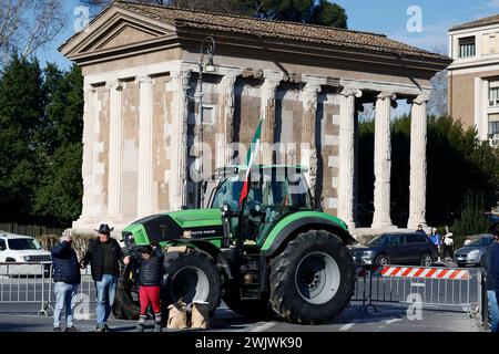 Roma, Italia. 17 febbraio 2024. Foto Cecilia Fabiano/LaPresse 17 febbraio 2024 Roma, Italia - Cronaca - testa degli agricoltori, presidio a piazza bocca della Verit&#xe0; degli agricoltori dalla Calabria nella foto: il presidio 15 febbraio 2024 Roma, Italia - protesta degli agricoltori . Dimostrazione degli agricoltori calabresi alla bocca della Verit&#xe0; nella foto: La protesta credito: LaPresse/Alamy Live News Foto Stock