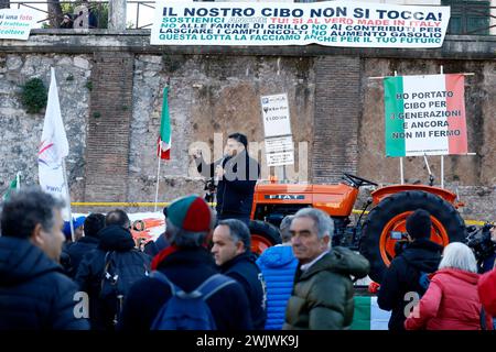 Roma, Italia. 17 febbraio 2024. Foto Cecilia Fabiano/LaPresse 17 febbraio 2024 Roma, Italia - Cronaca - testa degli agricoltori, presidio a piazza bocca della Verit&#xe0; degli agricoltori dalla Calabria nella foto: il presidio 15 febbraio 2024 Roma, Italia - protesta degli agricoltori . Dimostrazione degli agricoltori calabresi alla bocca della Verit&#xe0; nella foto: La protesta credito: LaPresse/Alamy Live News Foto Stock