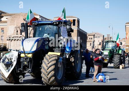 Roma, Italia. 17 febbraio 2024. Foto Cecilia Fabiano/LaPresse 17 febbraio 2024 Roma, Italia - Cronaca - testa degli agricoltori, presidio a piazza bocca della Verit&#xe0; degli agricoltori dalla Calabria nella foto: il presidio 15 febbraio 2024 Roma, Italia - protesta degli agricoltori . Dimostrazione degli agricoltori calabresi alla bocca della Verit&#xe0; nella foto: La protesta credito: LaPresse/Alamy Live News Foto Stock