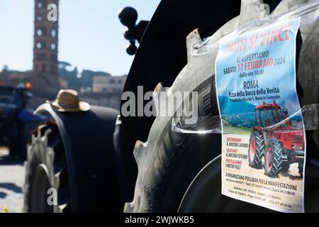 Roma, Italia. 17 febbraio 2024. Foto Cecilia Fabiano/LaPresse 17 febbraio 2024 Roma, Italia - Cronaca - testa degli agricoltori, presidio a piazza bocca della Verit&#xe0; degli agricoltori dalla Calabria nella foto: il presidio 15 febbraio 2024 Roma, Italia - protesta degli agricoltori . Dimostrazione degli agricoltori calabresi alla bocca della Verit&#xe0; nella foto: La protesta credito: LaPresse/Alamy Live News Foto Stock