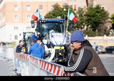 Roma, Italia. 17 febbraio 2024. Foto Cecilia Fabiano/LaPresse 17 febbraio 2024 Roma, Italia - Cronaca - testa degli agricoltori, presidio a piazza bocca della Verit&#xe0; degli agricoltori dalla Calabria nella foto: il presidio 15 febbraio 2024 Roma, Italia - protesta degli agricoltori . Dimostrazione degli agricoltori calabresi alla bocca della Verit&#xe0; nella foto: La protesta credito: LaPresse/Alamy Live News Foto Stock