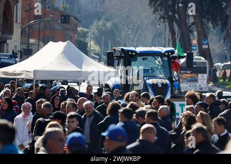 Roma, Italia. 17 febbraio 2024. Foto Cecilia Fabiano/LaPresse 17 febbraio 2024 Roma, Italia - Cronaca - testa degli agricoltori, presidio a piazza bocca della Verit&#xe0; degli agricoltori dalla Calabria nella foto: il presidio 15 febbraio 2024 Roma, Italia - protesta degli agricoltori . Dimostrazione degli agricoltori calabresi alla bocca della Verit&#xe0; nella foto: La protesta credito: LaPresse/Alamy Live News Foto Stock