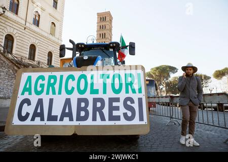 Roma, Italia. 17 febbraio 2024. Foto Cecilia Fabiano/LaPresse 17 febbraio 2024 Roma, Italia - Cronaca - testa degli agricoltori, presidio a piazza bocca della Verit&#xe0; degli agricoltori dalla Calabria nella foto: il presidio 15 febbraio 2024 Roma, Italia - protesta degli agricoltori . Dimostrazione degli agricoltori calabresi alla bocca della Verit&#xe0; nella foto: La protesta credito: LaPresse/Alamy Live News Foto Stock