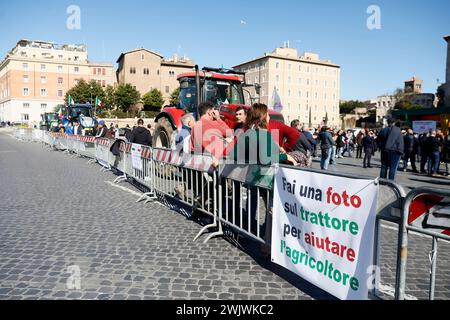 Roma, Italia. 17 febbraio 2024. Foto Cecilia Fabiano/LaPresse 17 febbraio 2024 Roma, Italia - Cronaca - testa degli agricoltori, presidio a piazza bocca della Verit&#xe0; degli agricoltori dalla Calabria nella foto: il presidio 15 febbraio 2024 Roma, Italia - protesta degli agricoltori . Dimostrazione degli agricoltori calabresi alla bocca della Verit&#xe0; nella foto: La protesta credito: LaPresse/Alamy Live News Foto Stock