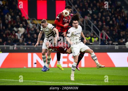 Milano, Italia. 16 febbraio 2024. Ruben Loftus-Cheek e Olivier Giroud dell'AC Milan competono per il pallone con Adrien Truffert e Arthur Theate dello Stade Rennais FC durante la partita di calcio UEFA Europa League tra l'AC Milan e lo Stade Rennais FC. Crediti: Nicolò campo/Alamy Live News Foto Stock