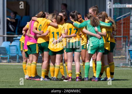 Newtown, Galles. 30 maggio 2023. La squadra FAW Girls Academy South Under 16 si è riunita in un huddle prima della partita amichevole tra FAW Girls Academy North Under 16 e FAW Girls Academy South Under 16 al Latham Park di Newtown, Galles, Regno Unito, il 30 maggio 2023. Crediti: Duncan Thomas/Majestic Media. Foto Stock