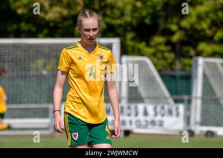 Newtown, Galles. 30 maggio 2023. Izzy Caunt della FAW Girls Academy South Under 16 durante l'amichevole tra la FAW Girls Academy North Under 16 e la FAW Girls Academy South Under 16 al Latham Park di Newtown, Galles, Regno Unito il 30 maggio 2023. Crediti: Duncan Thomas/Majestic Media. Foto Stock