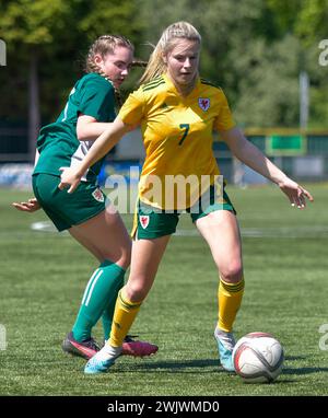 Newtown, Galles. 30 maggio 2023. Ffion Bowen della FAW Girls Academy South Under 16 sul pallone durante l'amichevole tra FAW Girls Academy North Under 16 e FAW Girls Academy South Under 16 al Latham Park di Newtown, Galles, Regno Unito il 30 maggio 2023. Crediti: Duncan Thomas/Majestic Media. Foto Stock