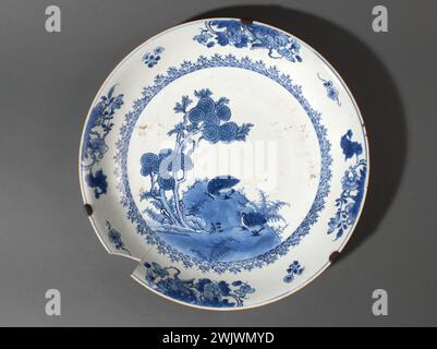 Piatto. Porcellana "blu e bianca", dinastia Qing (1644-1912). Provenienza: Cina. Parigi, museo Cernuschi. 78840-4 arte asiatica, arte cinese, arte vivente, arte da tavola, ceramica, ceramica fine, dinastia di ching, dinastia Qing, dinastia tsing, porcellana, piatto Foto Stock