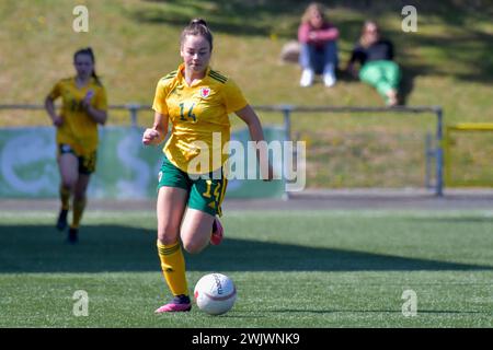 Newtown, Galles. 30 maggio 2023. Maddison Perrott della FAW Girls Academy South Under 16 va in attacco durante l'amichevole tra FAW Girls Academy North Under 16 e FAW Girls Academy South Under 16 al Latham Park di Newtown, Galles, Regno Unito il 30 maggio 2023. Crediti: Duncan Thomas/Majestic Media. Foto Stock