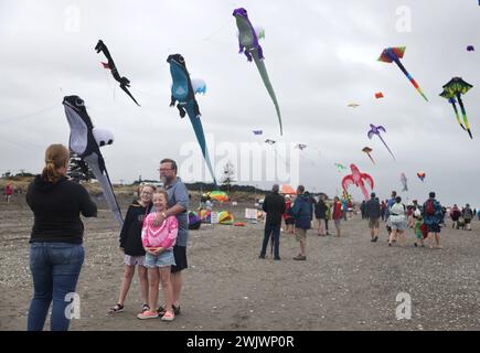 Wellington, nuova Zelanda. 17 febbraio 2024. Le persone volano aquiloni durante l'Otaki Kite Festival 2024 che si tiene sulla spiaggia di Otaki, Wellington, nuova Zelanda, 17 febbraio 2024. Centinaia di aquiloni colorati stavano volando nel cielo di Otaki Beach di Wellington durante il festival degli aquiloni che si tenne dal 17 al 18 febbraio. Crediti: Meng Tao/Xinhua/Alamy Live News Foto Stock