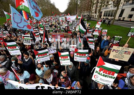 Londra, Regno Unito. , . La protesta palestinese, che chiede un cessate il fuoco ora si sposta dall'angolo degli oratori all'ambasciata israeliana. La folla continua a rispondere allo scoppio della violenza e al conseguente ultimo assalto israeliano a Rafah a Gaza. La protesta è stata organizzata da Stop the War, Palestine Solidarity Campaign UK e Friends of al Aqsa e altri. Crediti: Guy Bell/Alamy Live News Foto Stock