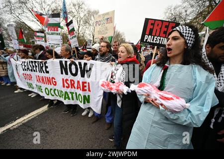 Londra, Regno Unito. , . La protesta palestinese, che chiede un cessate il fuoco ora si sposta dall'angolo degli oratori all'ambasciata israeliana. La folla continua a rispondere allo scoppio della violenza e al conseguente ultimo assalto israeliano a Rafah a Gaza. La protesta è stata organizzata da Stop the War, Palestine Solidarity Campaign UK e Friends of al Aqsa e altri. Crediti: Guy Bell/Alamy Live News Foto Stock