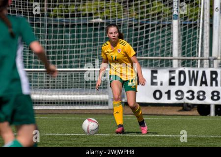 Newtown, Galles. 30 maggio 2023. Maddison Perrott della FAW Girls Academy South Under 16 durante l'amichevole tra la FAW Girls Academy North Under 16 e la FAW Girls Academy South Under 16 al Latham Park di Newtown, Galles, Regno Unito il 30 maggio 2023. Crediti: Duncan Thomas/Majestic Media. Foto Stock