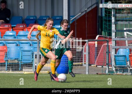 Newtown, Galles. 30 maggio 2023. Maddison Perrott della FAW Girls Academy South Under 16 in azione durante l'amichevole tra FAW Girls Academy North Under 16 e FAW Girls Academy South Under 16 al Latham Park di Newtown, Galles, Regno Unito il 30 maggio 2023. Crediti: Duncan Thomas/Majestic Media. Foto Stock