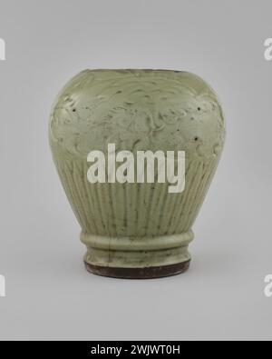 Vaso (nome usuale). Arenaria, celadon, decorazioni stampate. Museo Cernuschi, Museo Asia dell'Asia nella città di Parigi. Foto Stock