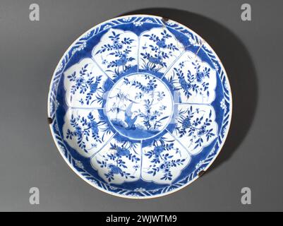 Piatto. Porcellana "blu e bianca", dinastia Qing (1644-1912). Provenienza: Cina. Parigi, museo Cernuschi. 78840-3 arte asiatica, arte cinese, arte vivente, arte da tavola, ceramica, ceramica fine, dinastia di ching, dinastia Qing, dinastia tsing, porcellana, piatto Foto Stock