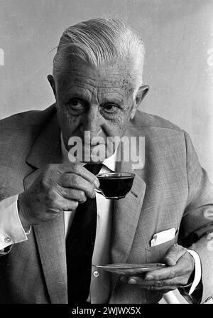 Arturo Umberto Illia, politico ed ex presidente argentino, nella sua casa di Buenos Aires, 12 febbraio 1969. Foto Stock