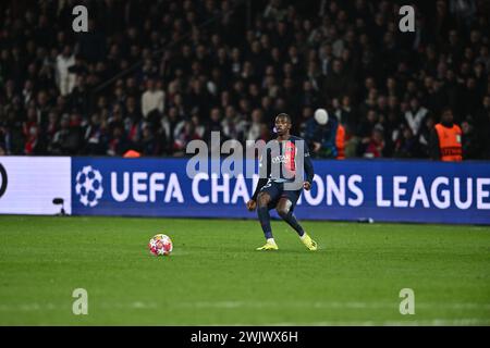 PARIGI, FRANCIA - 14 FEBBRAIO: Ousmane Dembele, corpo intero in divisa casalinga del PSG durante il turno di UEFA Champions League 2023/24 del 16° turno di andata Foto Stock