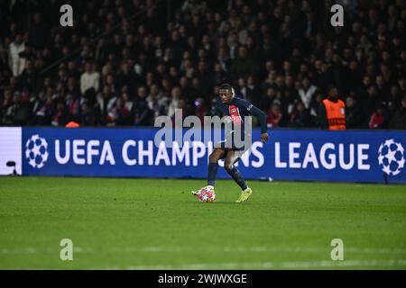 PARIGI, FRANCIA - 14 FEBBRAIO: Ousmane Dembele, corpo intero in divisa casalinga del PSG durante il turno di UEFA Champions League 2023/24 del 16° turno di andata Foto Stock