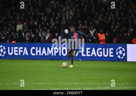 PARIGI, FRANCIA - 14 FEBBRAIO: Ousmane Dembele, corpo intero in divisa casalinga del PSG durante il turno di UEFA Champions League 2023/24 del 16° turno di andata Foto Stock