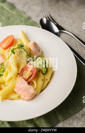 penne con salmone nel ristorante. Foto di alta qualità Foto Stock