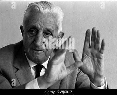 Arturo Umberto Illia, politico ed ex presidente argentino, nella sua casa di Buenos Aires, 12 febbraio 1969. Foto Stock