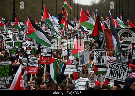 Londra, Regno Unito. , . La protesta palestinese, che chiede un cessate il fuoco ora si sposta dall'angolo degli oratori all'ambasciata israeliana. La folla continua a rispondere allo scoppio della violenza e al conseguente ultimo assalto israeliano a Rafah a Gaza. La protesta è stata organizzata da Stop the War, Palestine Solidarity Campaign UK e Friends of al Aqsa e altri. Crediti: Guy Bell/Alamy Live News Foto Stock