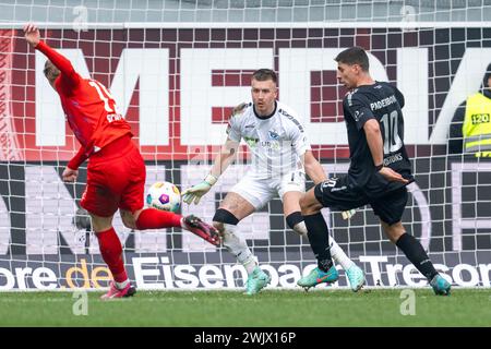 17 febbraio 2024, Renania settentrionale-Vestfalia, Paderborn: Calcio: Bundesliga 2, SC Paderborn 07 - Holstein Kiel, Matchday 22, Home Deluxe Arena: Marvin Schulz di Kiel (l.) segna il gol in un duello contro il portiere del Paderborn pelle Boevink e Koen Kostons di Paderborn per arrivare a 3-0. Foto: David Inderlied/dpa - NOTA IMPORTANTE: In conformità con le normative della DFL German Football League e della DFB German Football Association, è vietato utilizzare o far utilizzare fotografie scattate nello stadio e/o della partita sotto forma di immagini sequenziali e/o serie di foto video. Foto Stock