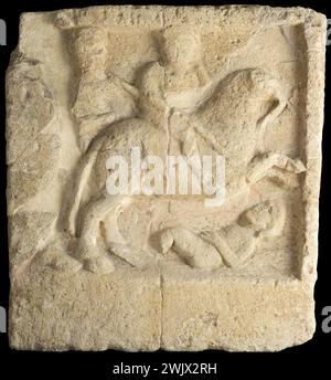 Stele funebre di un soldato, con la rappresentazione di un cavaliere che infuria un barbaro. Roccia. Tempo gallo-romano, alto Impero. Parigi, museo Carnavalet. Tre personaggi un uomo dietro il cavallo, un cavaliere con un giavellotto su un cavallo da scherzo e un barbaro a terra sotto il cavallo. I volti dei personaggi e la testa del cavallo erano a letto. L'iconografia funebre di origine elianistica diffusa nelle regioni danubiane e renane si riferisce ai cavalieri divini. Antichità, barbarie, battaglia, cavaliere, cavallo, epoca gallo-romana, alto Impero, militare, lapide, funerale delle stele, al terrou, antico, si lancia Foto Stock