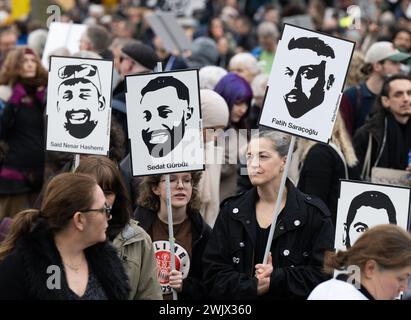 Hanau, Germania. 17 febbraio 2024. Nel quarto anniversario dell'attacco razzista ad Hanau, la gente si riunisce per un evento commemorativo. Credito: Boris Roessler/dpa/Alamy Live News Foto Stock