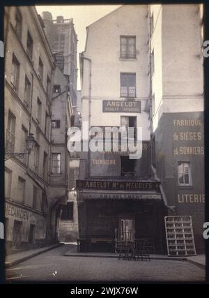 La Fabrique Angelot, rue du Grenier-sur-l'Eau. Parigi (IV arr.), intorno al 1920. Parigi, Museo Carnavalet. Angelot Factory, autochrome, cartelloni pubblicitari, commercio, vetrina, Star, angellet, facciata, facciata, IV IV IV IV IV 4° 4° arrondissement, la palude, negozio, stretto, pubblicità murale, marsh District, rue Grenier-sur-l'eau, Dirty , Shop, blind, commercio, vendita, strada Foto Stock