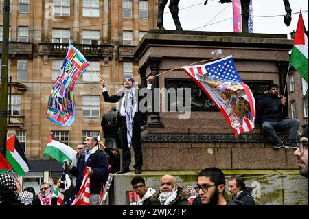 Glasgow, Scozia, Regno Unito. 17 febbraio 2024. Il raduno pro Palestina in George Square protesta contro il conflitto israelo-palestinese. Diversi gruppi di attivisti presenti con una marcia prevista per passare la sede della conferenza annuale sui laburisti scozzesi, iniziata ieri. Crediti: Craig Brown/Alamy Live News Foto Stock