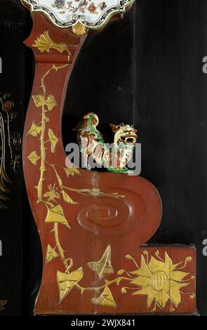 Victor Hugo (1806-1885). Decorazioni cinesi dalla casa di Juliette Drouet a Guernsey, West Wall. Lion FO sul camino destro del camino di Juliette Drouet. Legno inciso in policromo e ceramica. 1857-1864. Parigi, casa di Victor Hugo. 79111-8 arte asiatica, arti decorative, legno serio, armadio cinese, cheminee, cane cinese, chinoiserie, arredamento, dettaglio, terracotta, quantità corretta, motivo floreale, policromo, soggiorno cinese, statuetta, vista frontale, 19° 19° 19° 19° 19° 19° 19° xix secolo Foto Stock