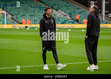 Christian Fassnacht di Norwich City e Sydney van Hooijdonk di Norwich City sono visti prima della partita del Campionato Sky Bet tra Norwich City e Cardiff City a Carrow Road, Norwich, sabato 17 febbraio 2024. (Foto: David Watts | mi News) crediti: MI News & Sport /Alamy Live News Foto Stock