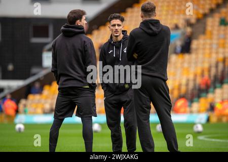 Dimitris Giannoulis di Norwich City è visto con Christian Fassnacht di Norwich City e Sydney van Hooijdonk di Norwich City prima della partita del Campionato Sky Bet tra Norwich City e Cardiff City a Carrow Road, Norwich, sabato 17 febbraio 2024. (Foto: David Watts | mi News) crediti: MI News & Sport /Alamy Live News Foto Stock