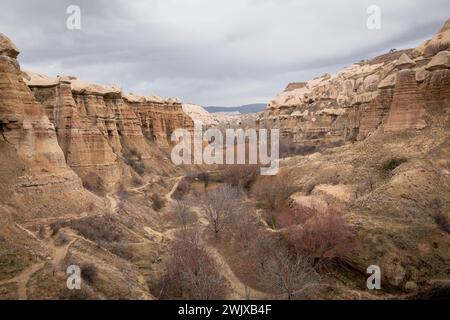 Moody Echoes: Un viaggio per escursionisti attraverso l'enigmatica valle della Cappadocia Foto Stock