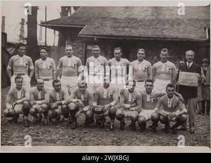 La squadra francese di rugby dopo la vittoria contro l'Irlanda per 3 a 0, lo stadio olimpico Yves-du-Manoir, Colombes. 5 nazioni. Fotografia di Georges Devred per l'agenzia Rol. 1° gennaio 1931. Parigi, museo Carnavalet. 99525-17 RUGBY Foto Stock