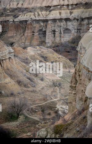 Moody Echoes: Un viaggio per escursionisti attraverso l'enigmatica valle della Cappadocia Foto Stock